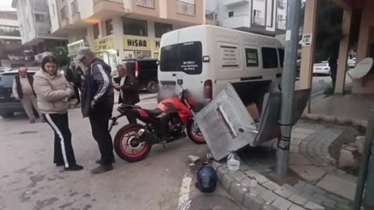 Manavgat'ta kamyonet-motosiklet çarpışması: 1 yaralı
