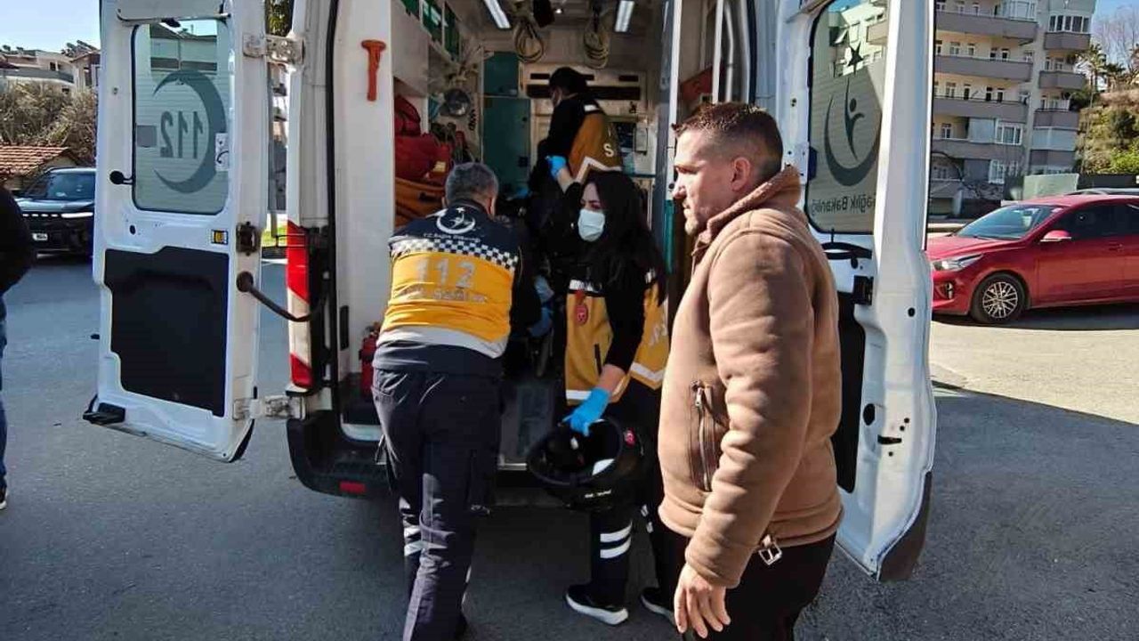 Manavgat'ta kavşakta kamyonet ile motosiklet çarpıştı: 1 yaralı