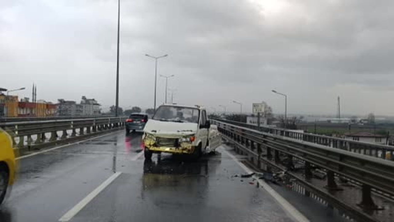 Manavgat'ta kaza: Muz sarartma tüpleri yola saçıldı, trafik tek şeritten