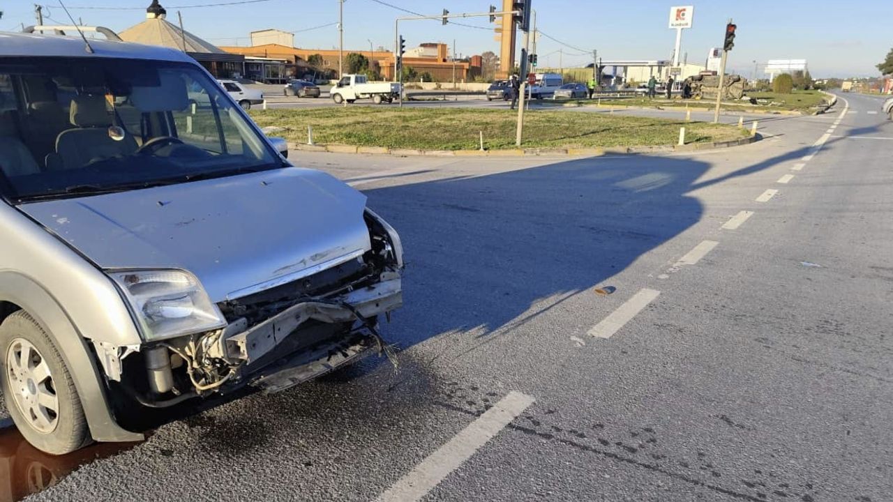 Manavgat'ta kırmızı ışık ihlali: Minibüs refüje devrildi, 5 yaralı
