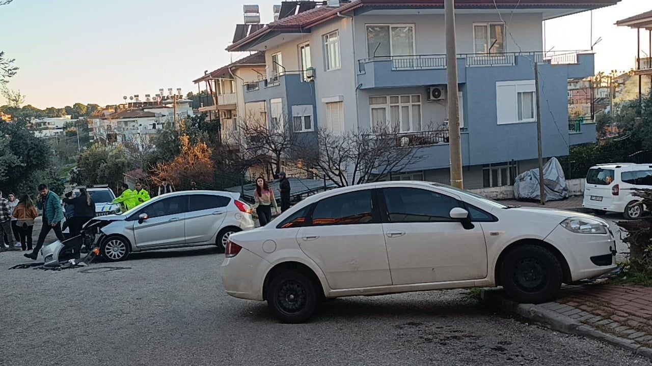 Manavgat'ta Kontrolsüz Kavşakta Çarpışma: 2 Yaralı