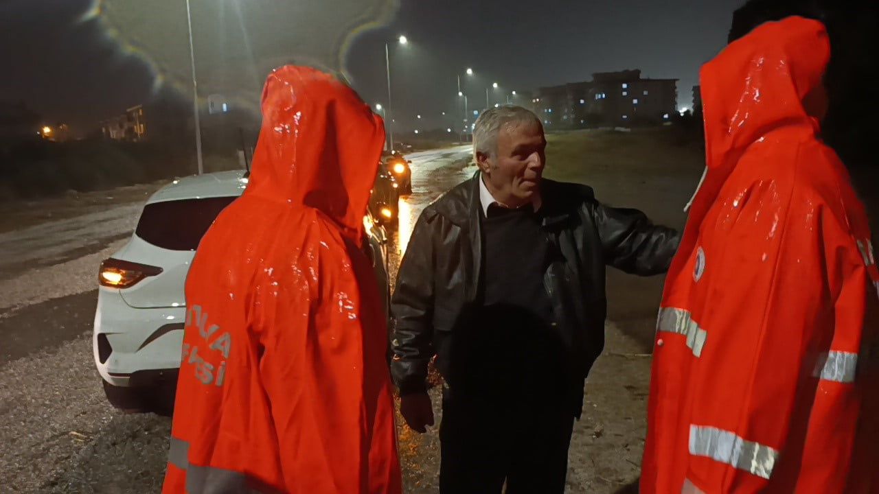 Manavgat'ta Mahsur Kalan Sürücünün İtfaiyeye Tepkisi