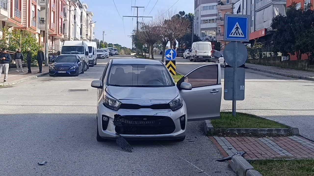 Manavgat'ta Otomobil ile Motosiklet Çarpıştı: 1 Yaralı