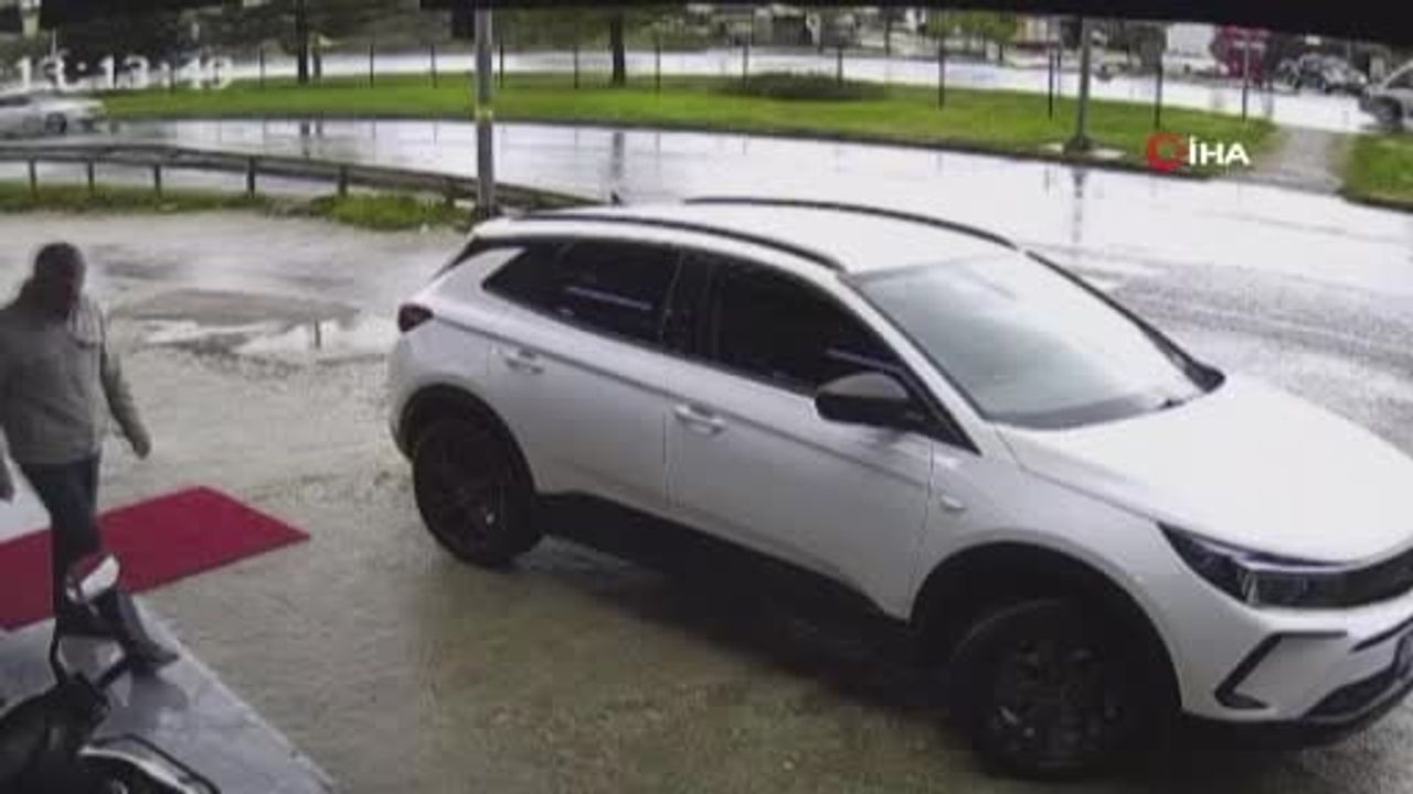 Manavgat'ta Sinyalizasyon Direğine Çarpan Volkswagen Parçalandı: 1 Yaralı