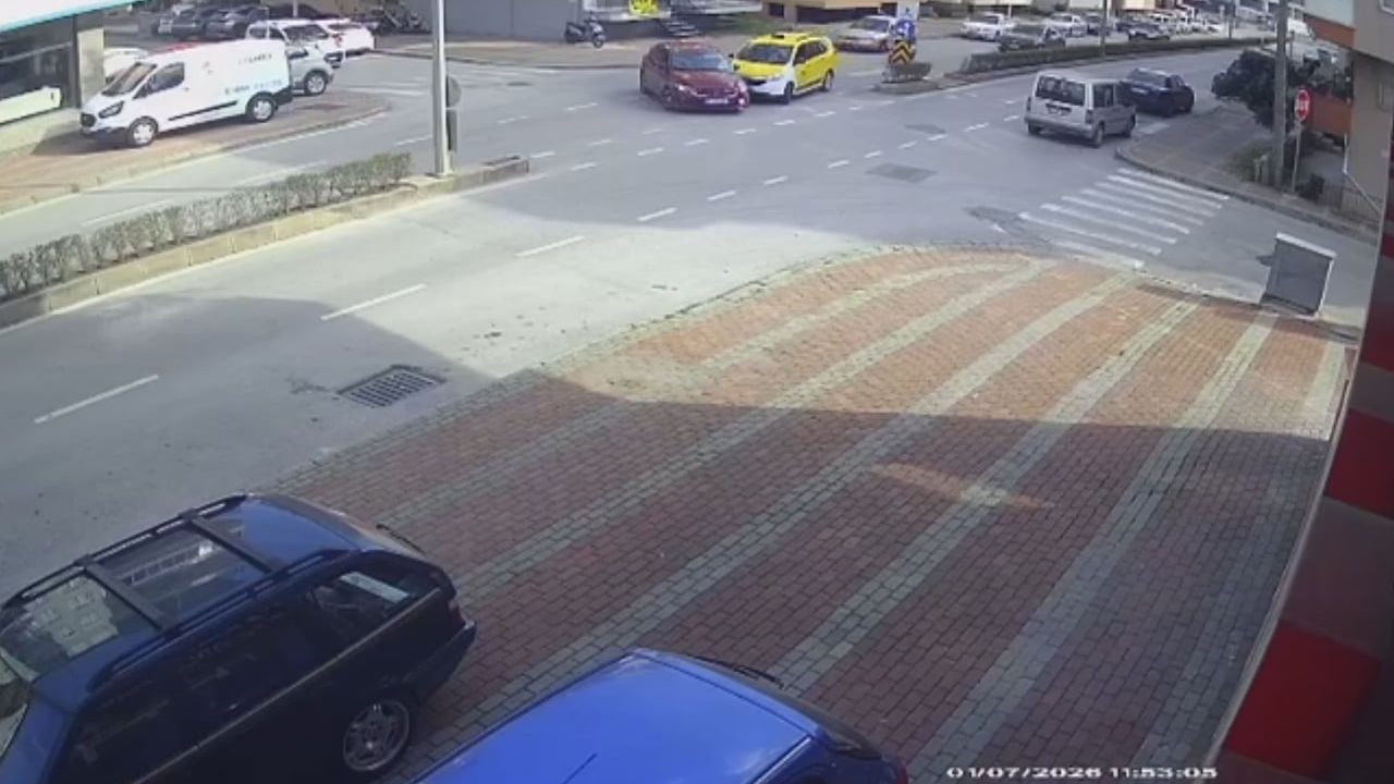 Manavgat'ta Taksi, Sinyal Veren Otomobile Yandan Çarptı