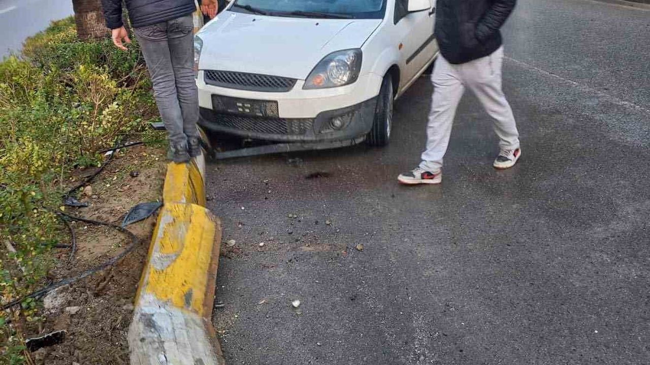 Manavgat'ta virajı alamayan otomobil palmiye ağacına çarptı