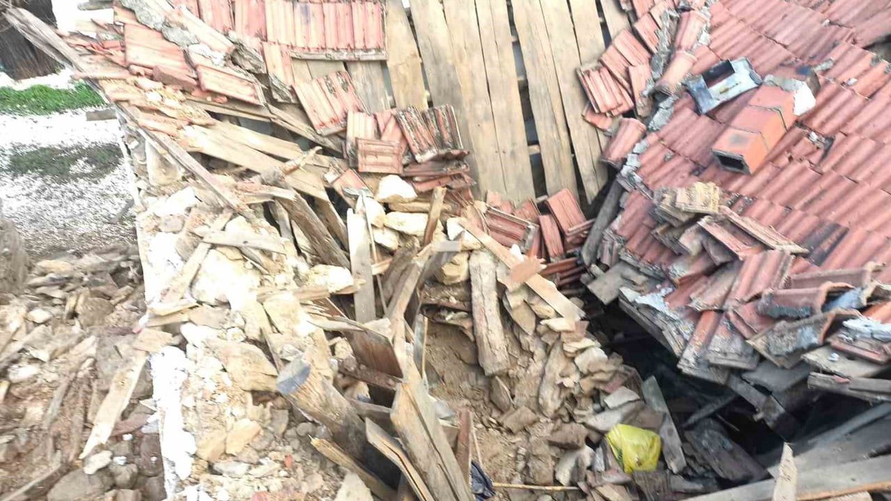 Manisa Akhisar'da Kerpiç Ev Çöktü: 1 Kişi Yaralandı