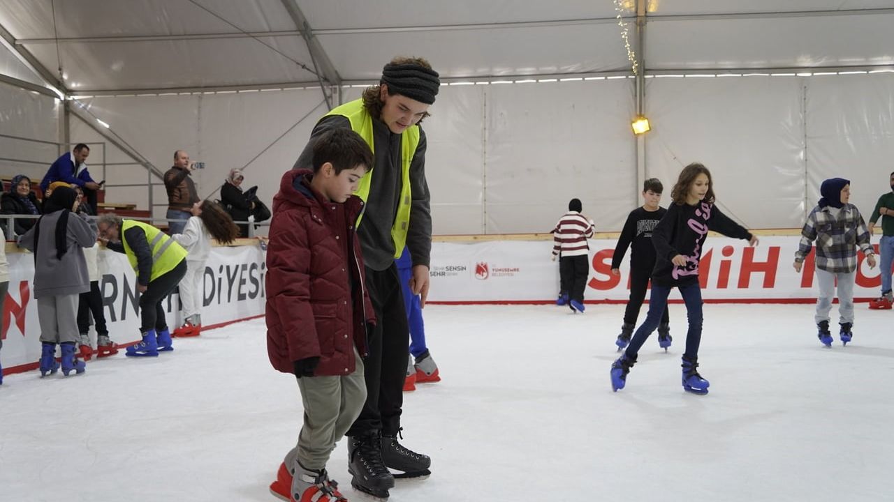 Manisa'da 5 Bin Öğrenciye Sömestr Hediyesi: Yeni Mahalle'de Buz Pateni Coşkusu