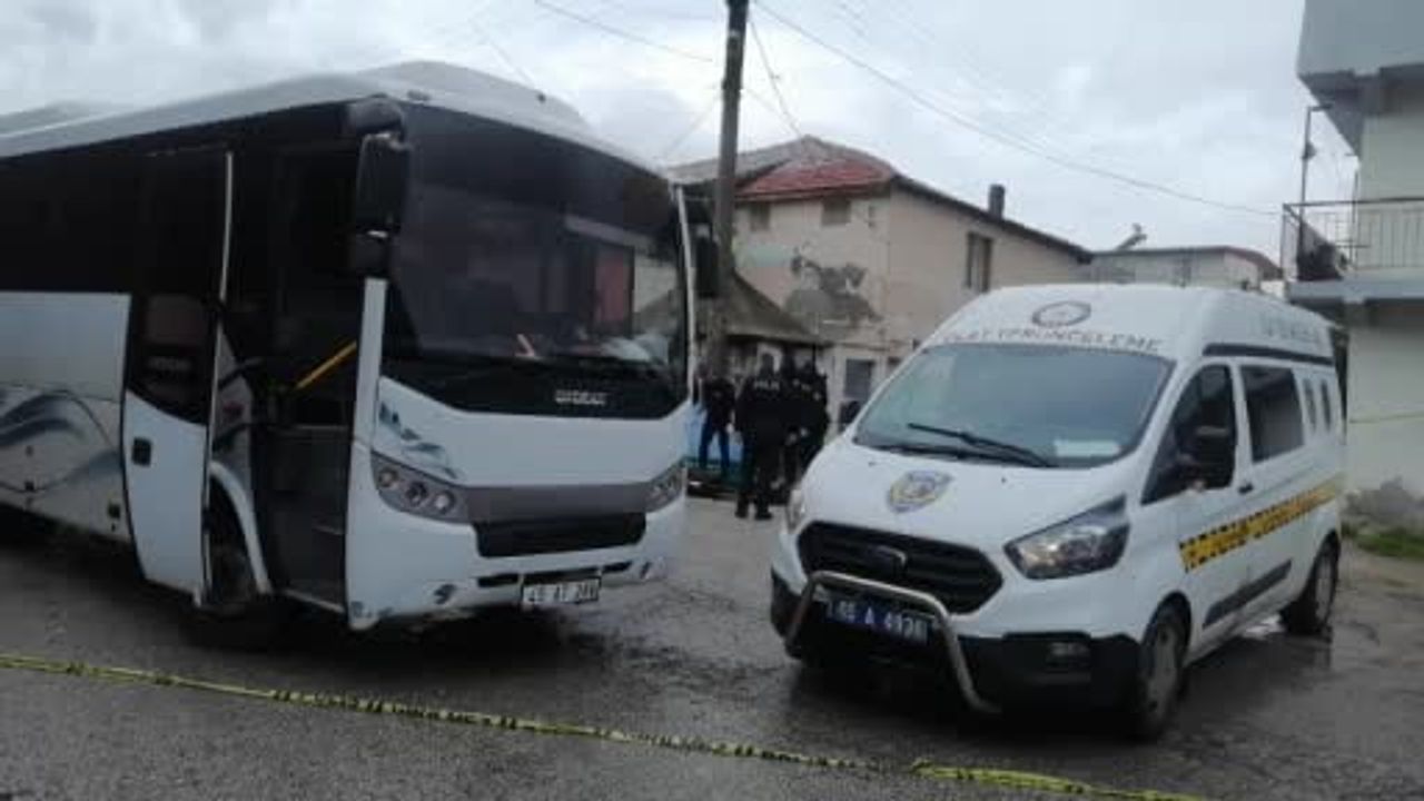 Manisa'da Boşanma Aşamasındaki Adam Sokakta Eşini Öldürdü