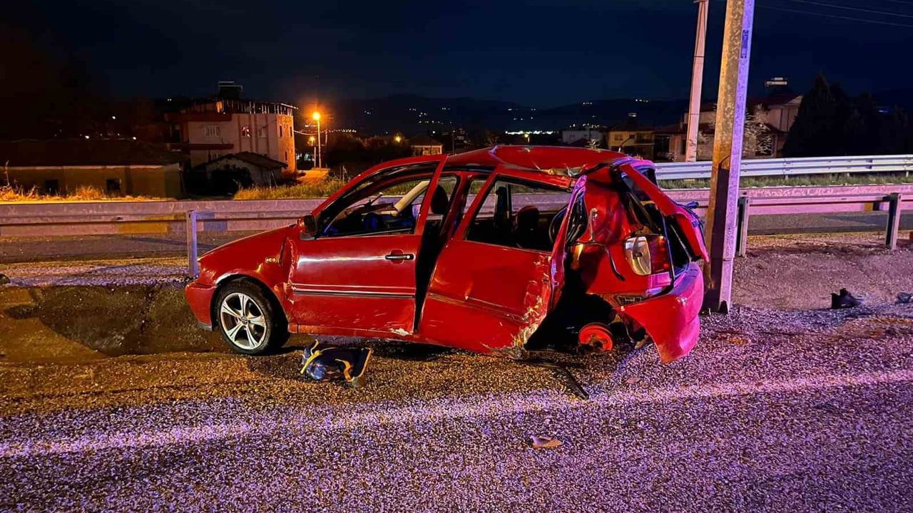 Manisa'da Elektrik Direğine Çarpan Otomobil: 2 Ölü, 1 Ağır Yaralı