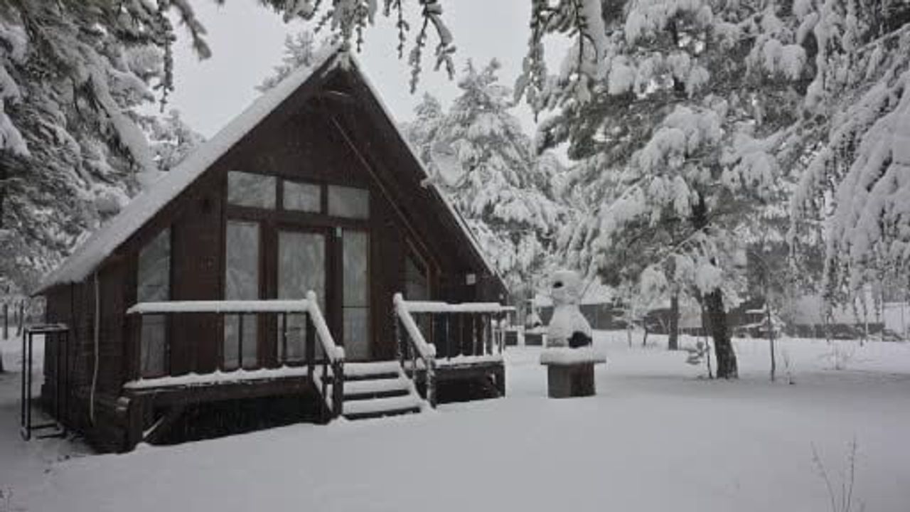 Manisa'da Kar Coşkusu: Demirci Yaylaları Ziyaretçilerle Doldu