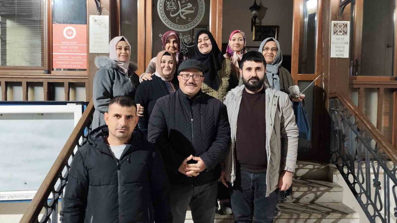 Manisa'da Miraç Kandili'nde 663 yıllık Hakibaba Camii'nde 80 kilo süt dağıtıldı