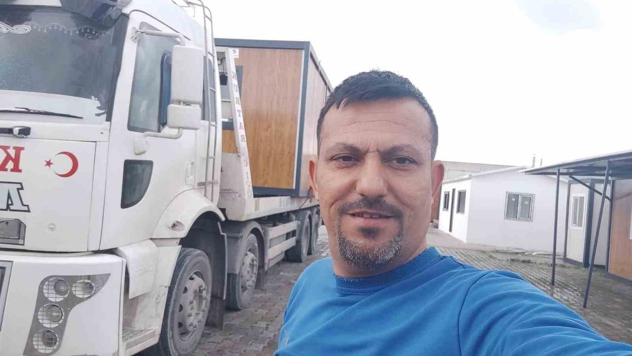 Manisa'da Otomobil Elektrik Direğine Çarptı: 1 Ölü, 2 Yaralı