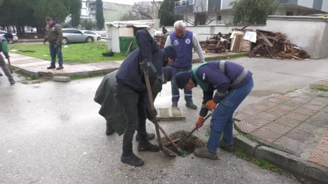 Manisa'da Sağanak Alarmı: Büyükşehir ve MASKİ Ekipleri Sahada