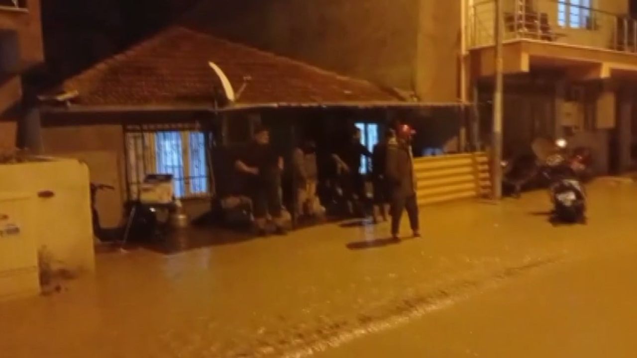 Manisa'da Sağanak: Araç Dereye Düştü, Elektrikli Otomobil Alev Aldı