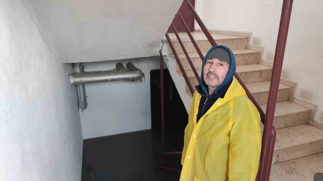 Manisa'da sağanak: Güzelyurt TOKİ-2'de 8 blokta bodrumlar su bastı