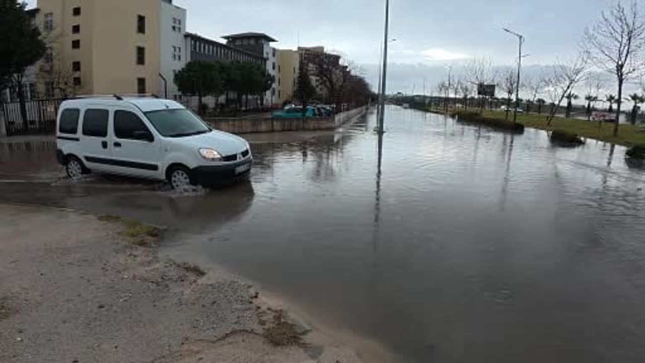 Manisa'da Sağanak Taşkın: Cadde ve Sokaklar Göle Döndü