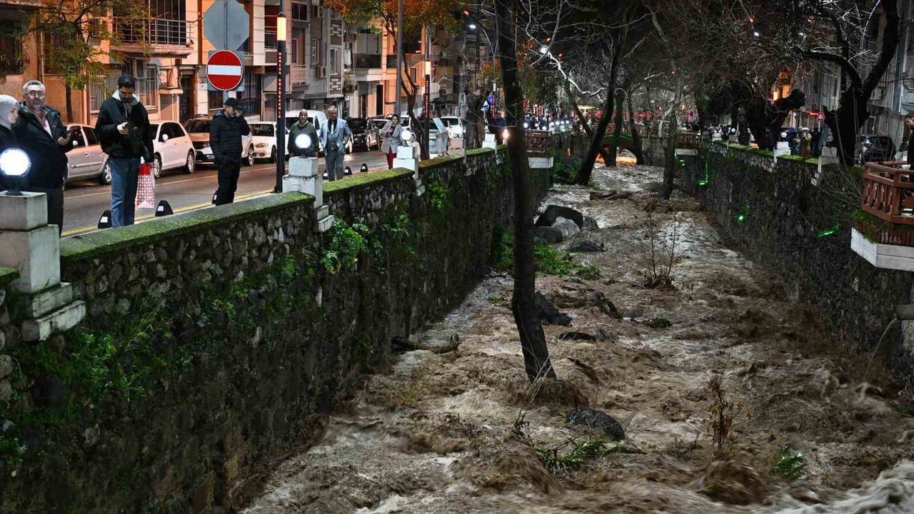 Manisa'da Sağanak Yağışa Büyükşehir ve MASKİ'den Etkin Müdahale
