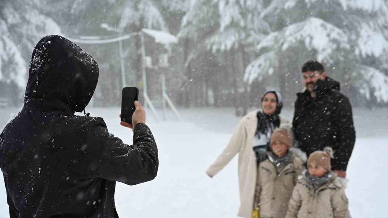 Manisa Demirci'de Kar Coşkusu: Sarıçayır Yaylası Ziyaretçi Akını