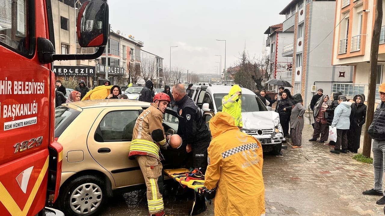 Manisa Kula'da U dönüşü kazası: 2 sürücü yaralandı