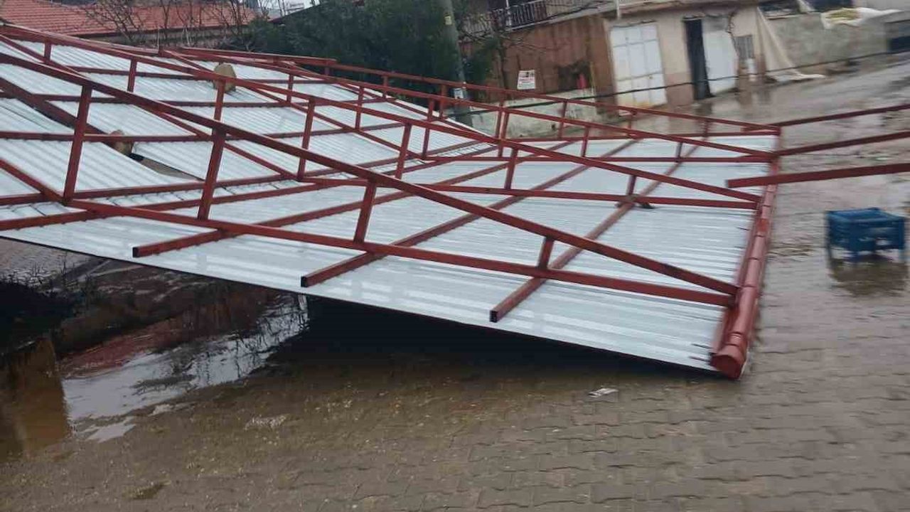 Manisa Sarıgöl’de Fırtına: Pazaryeri Çatısı Uçtu, Direkler Devrildi