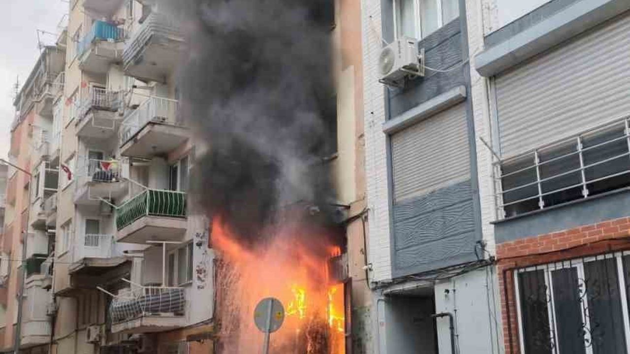 Manisa Şehzadeler'de İnternet Kafede Korkutan Yangın: Bilgisayarlar Zarar Gördü