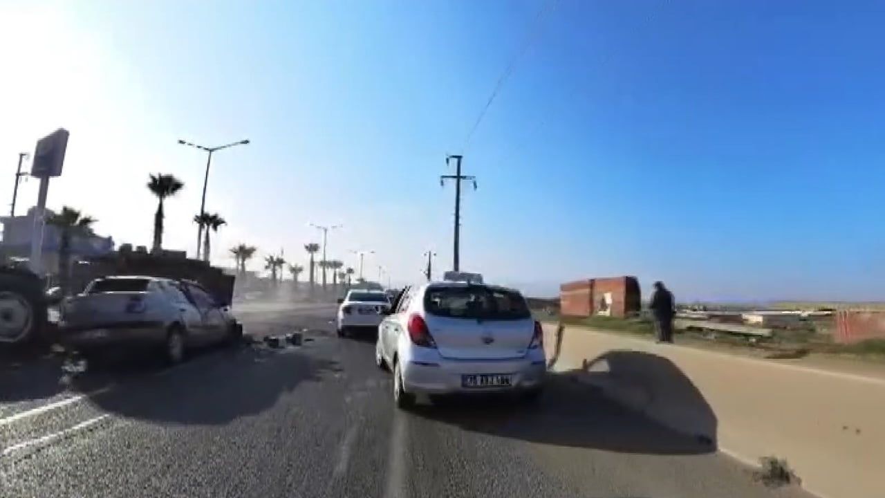 Manisa Turgutlu'da Traktörle Otomobil Çarpıştı: 1 Ağır Yaralı