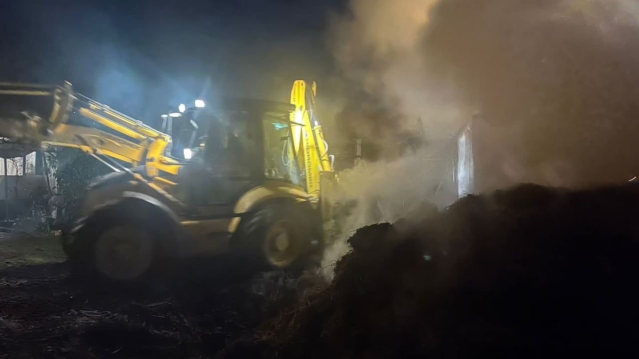 Manyas'ta samanlık yangını: 400 yonca balyası ve 2 ton kömür zarar gördü