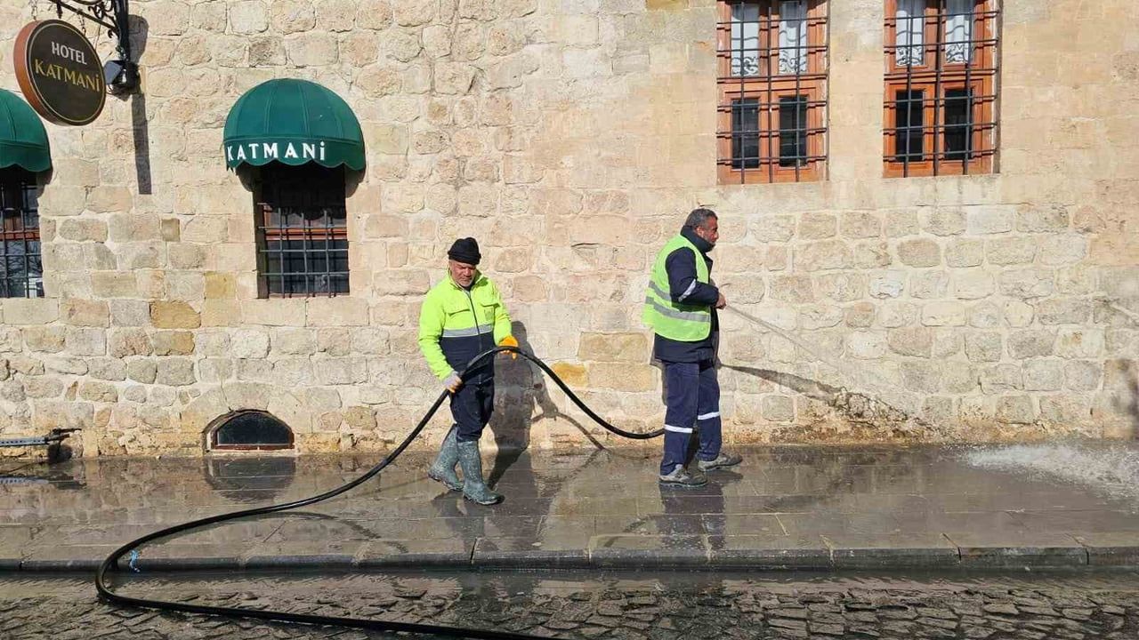 Mardin 1. Cadde'de Kar Sonrası Temizlik ve Yenileme Çalışmaları Devam Ediyor