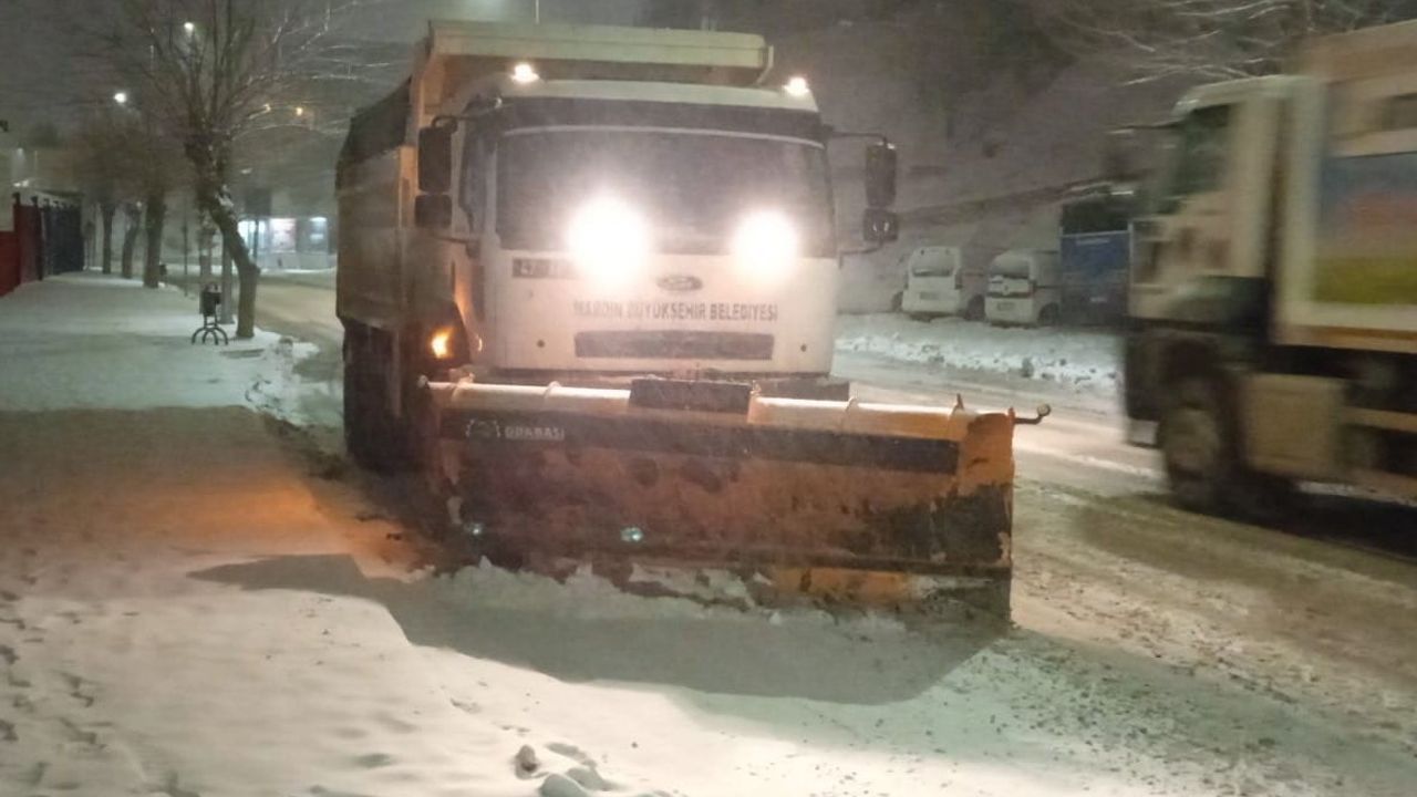 Mardin'de Gece Boyu Karla Mücadele: Büyükşehir Ekipleri Teyakkuzda