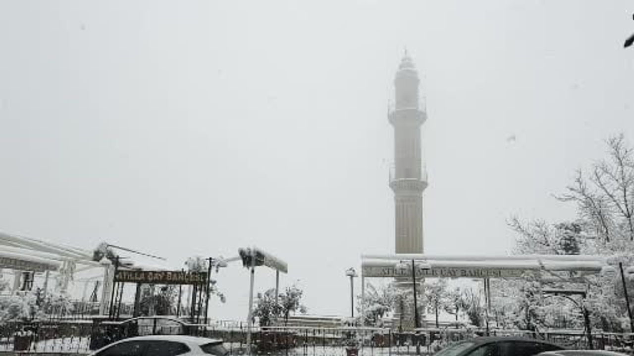 Mardin'de Kar Yağışı Trafiği Zorluyor