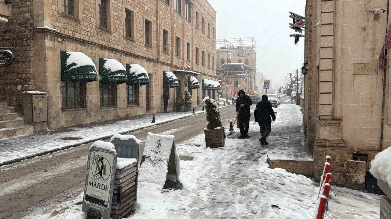 Mardin'de Kar Yağışı Ulaşımı Zora Soktu: Sürücülere Uyarı