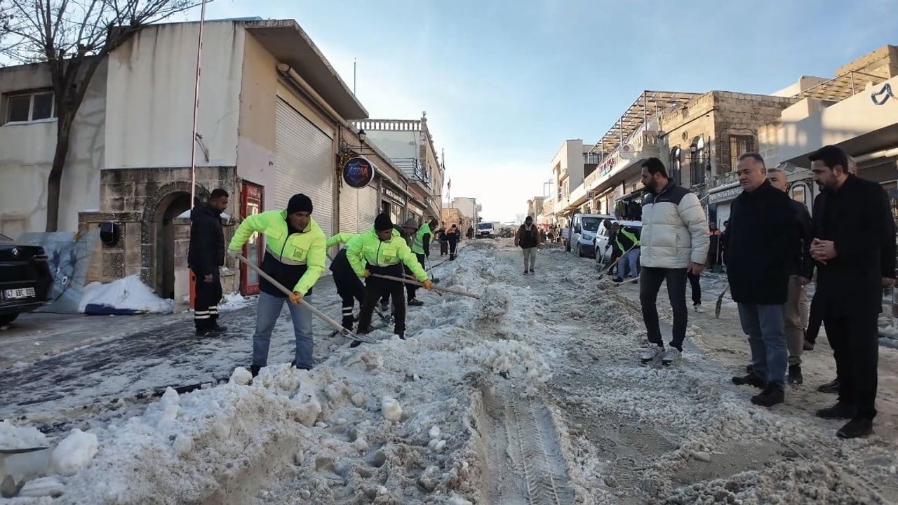 Mardin'de Karla Mücadele 24 Saat: 130 Personel ile Yol Açma Çalışması