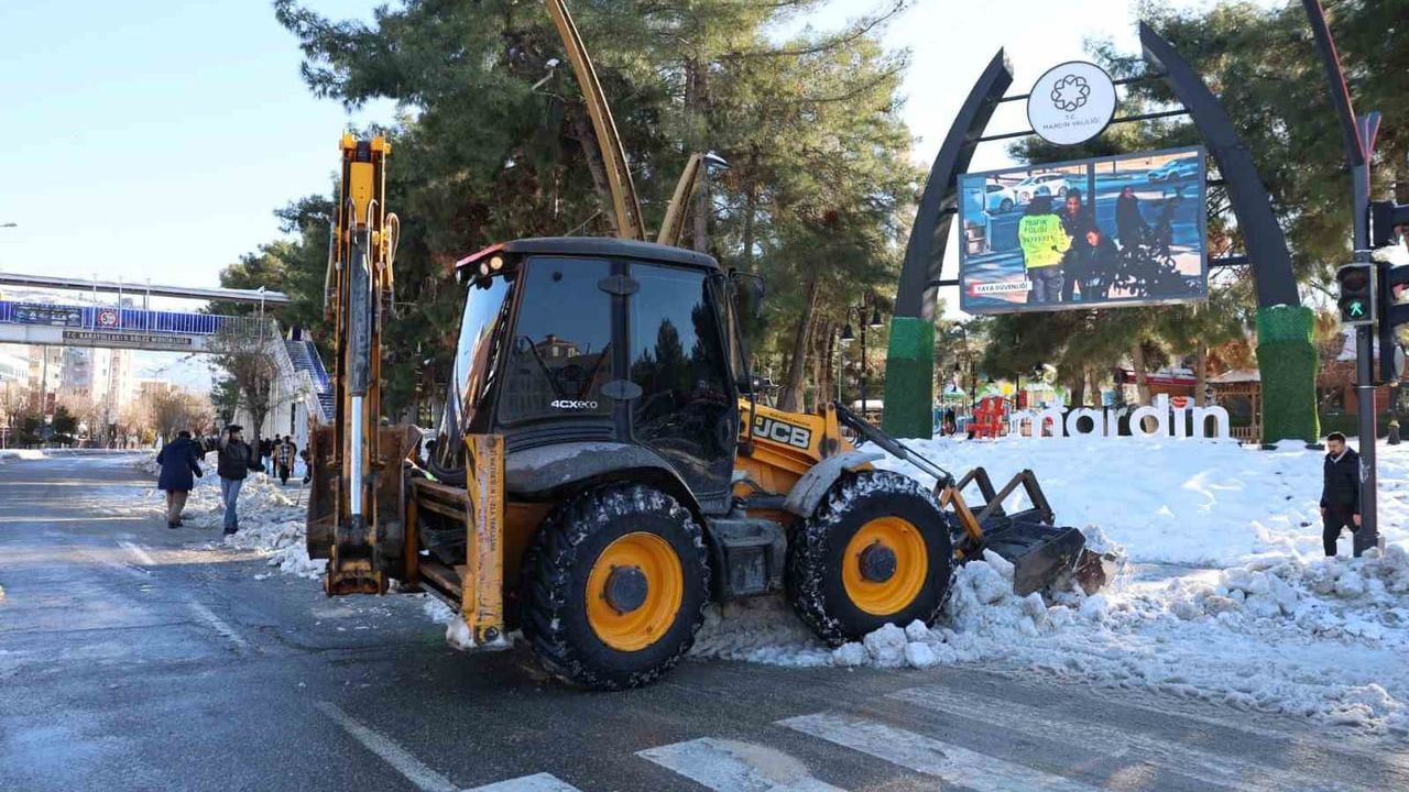 Mardin’de Karla Mücadele Aralıksız: Ekipler 10 İlçede Gece Gündüz Çalışıyor