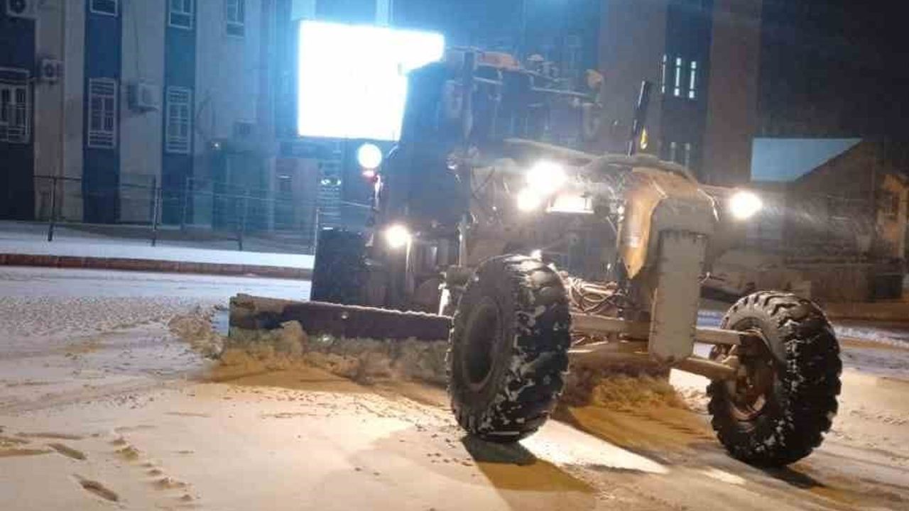 Mardin'de Karla Mücadele: Büyükşehir Ekipleri Ana Arterlerde Çalıştı