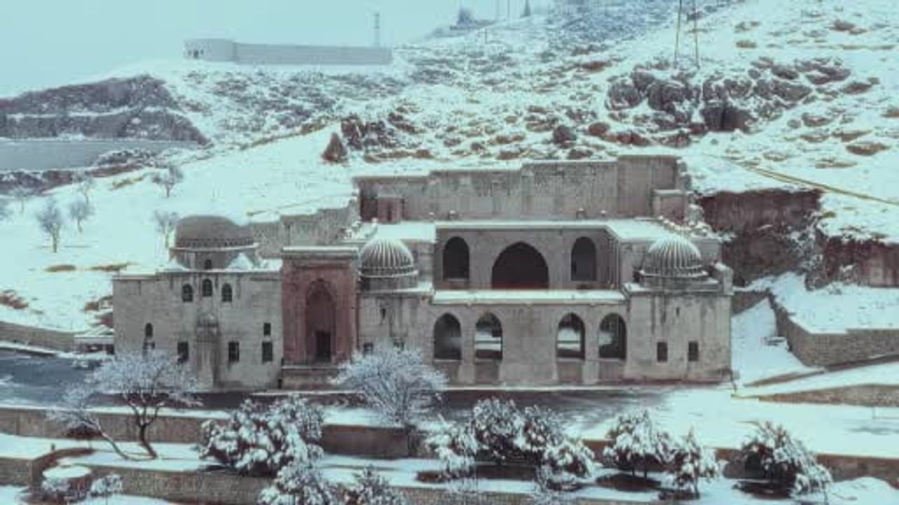 Mardin’de Kasımiye Medresesi Karla Beyaza Büründü — Dron Görüntüleri