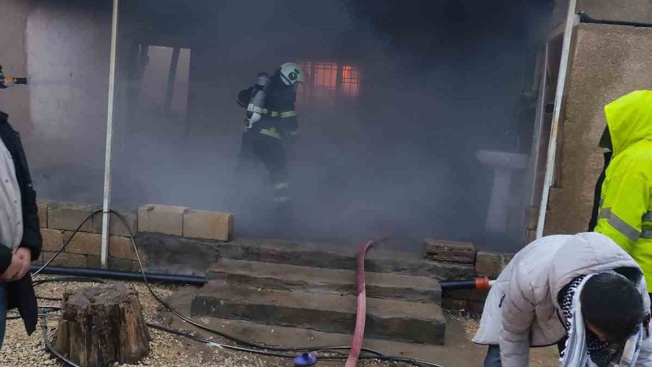 Mardin'de Şenyurt Mahallesi'nde Müstakil Ev Yangını Söndürüldü