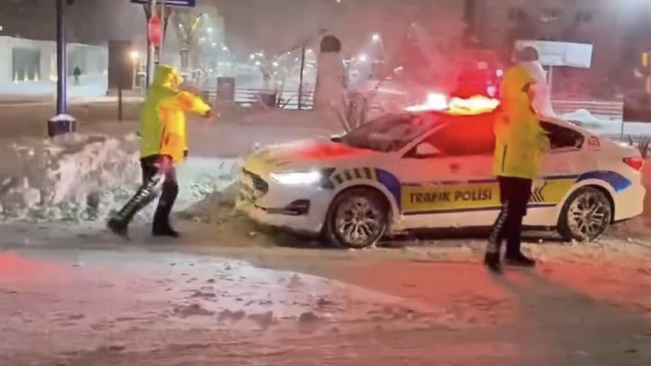 Mardin'de Trafik Polisleri ve Çocukların Kar Topu Savaşı Kamerada