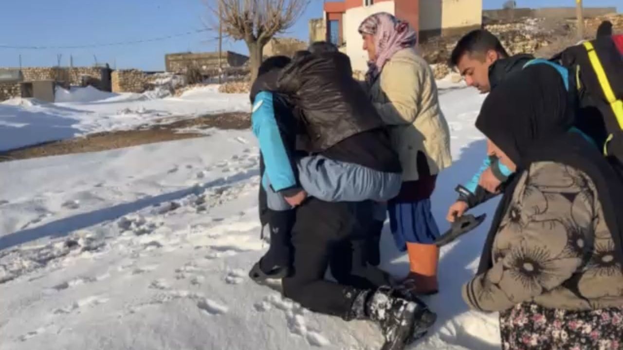 Mardin'de UMKE'nin Fedakar Müdahalesi: 84 Yaşındaki Hastayı 500 Metre Sırtında Taşıdı