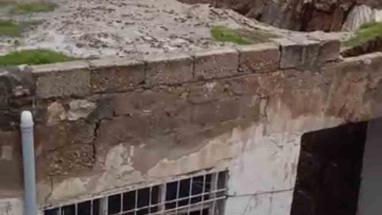 Mardin Kızıltepe'de Sağanak: Kerpiç Evin Damı Çöktü