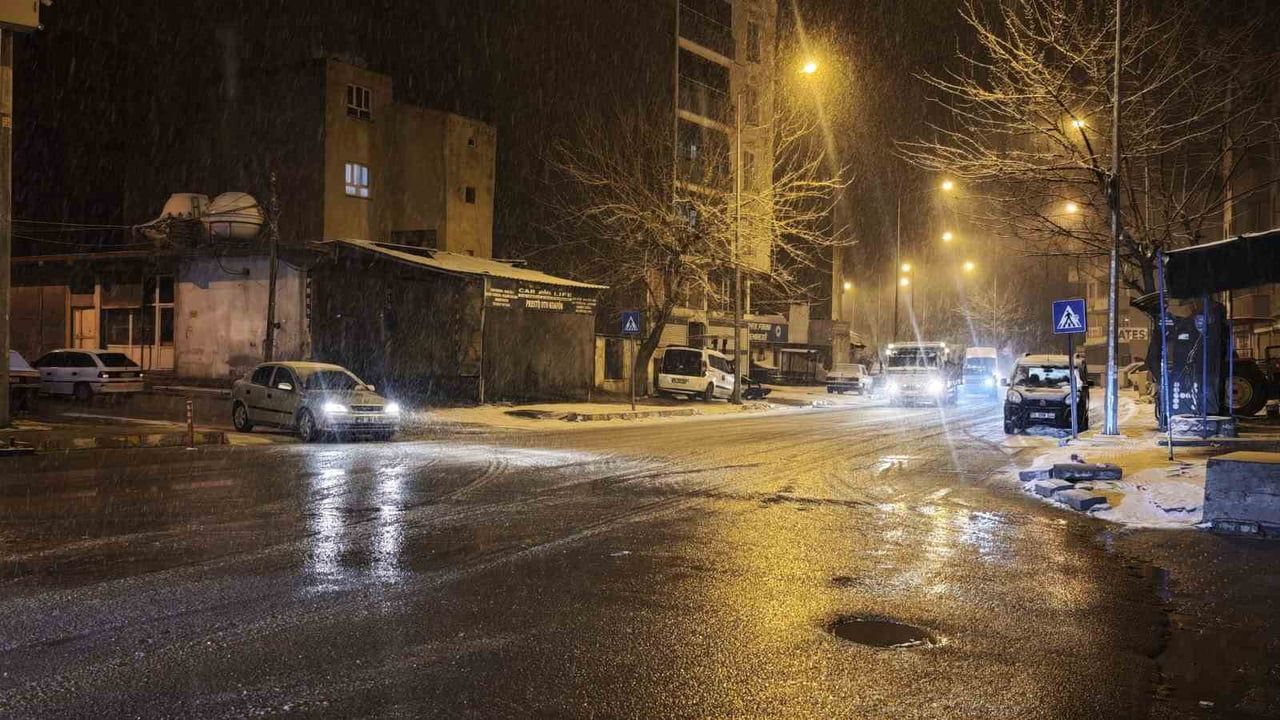 Mardin Mazıdağı'nda Kar Yağışı Etkili: İlçe Beyaza Büründü