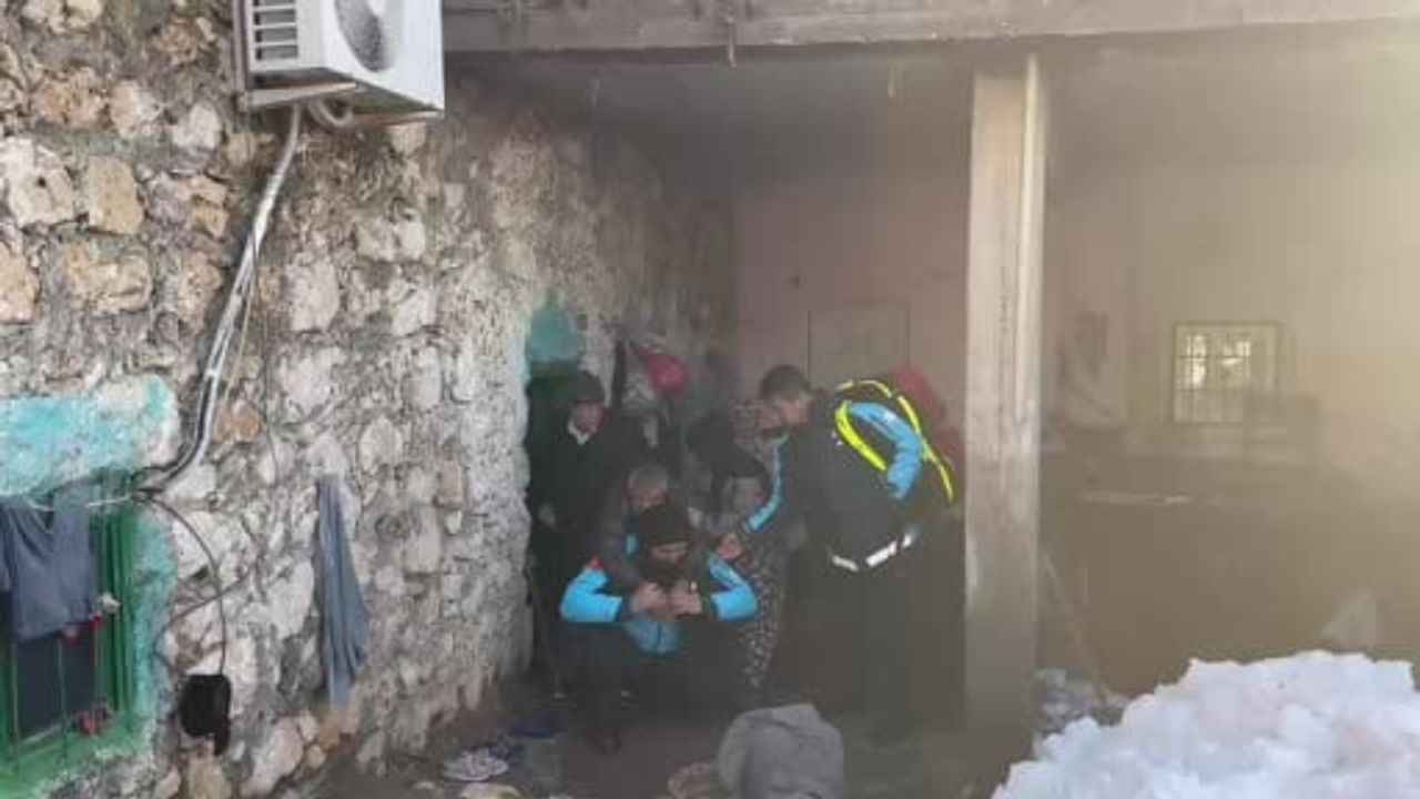 Mardin Midyat'ta UMKE Personeli 84 Yaşındaki Hastayı 500 Metre Sırtında Taşıdı