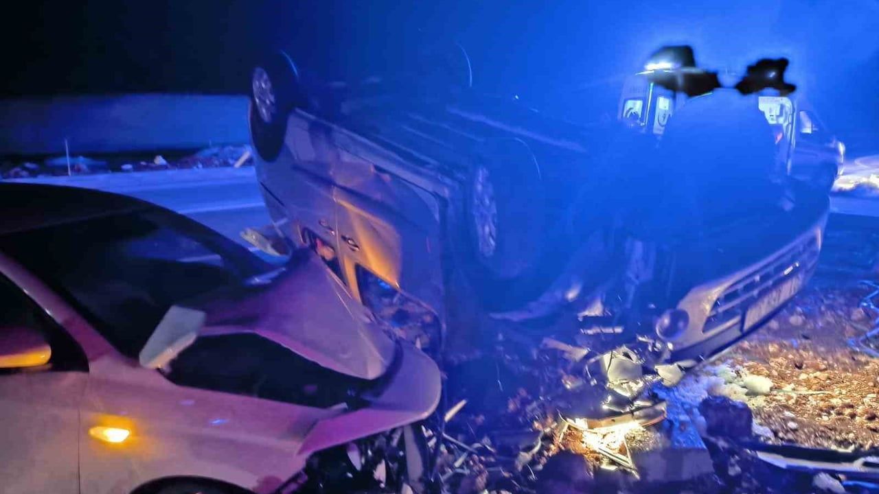 Mardin Ömerli'de Otomobil ile Hafif Ticari Araç Çarpıştı: 5 Yaralı