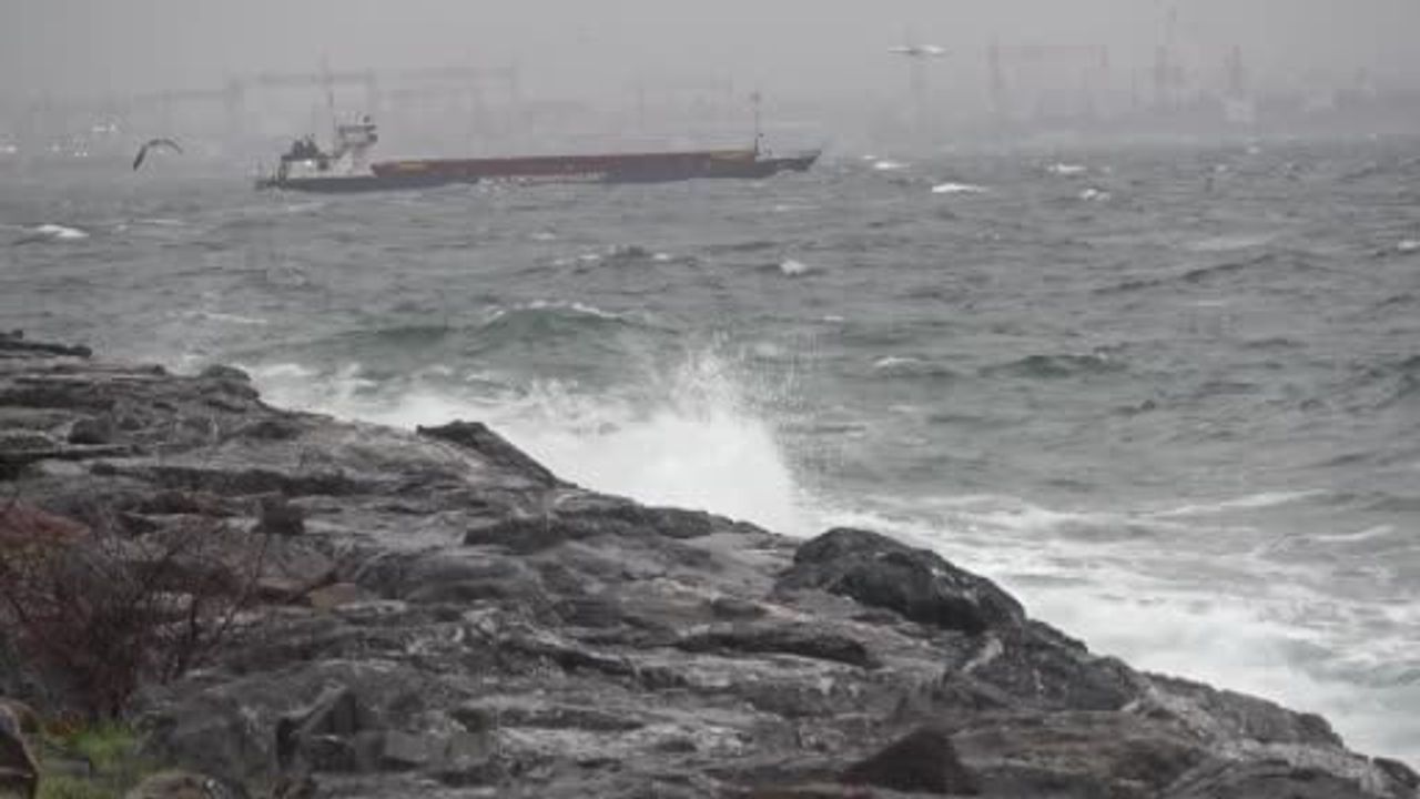 Marmara Denizi'nde Fırtına: Pendik'te Tekneler Sallandı, Kartal'da Sert Dalgalar