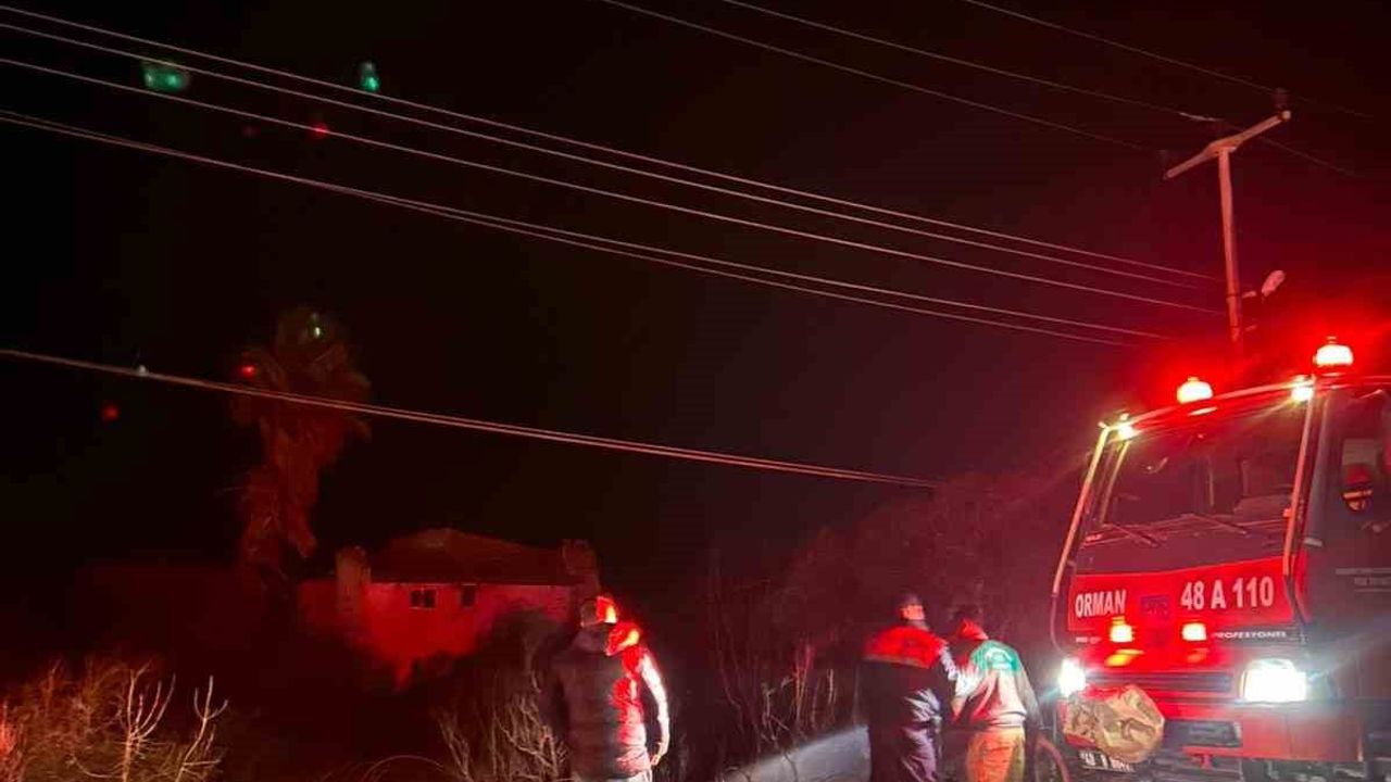 Marmaris'te Fırtına Kopan Elektrik Telleri Yangın Çıkardı, Mahalleler Elektriksiz Kaldı