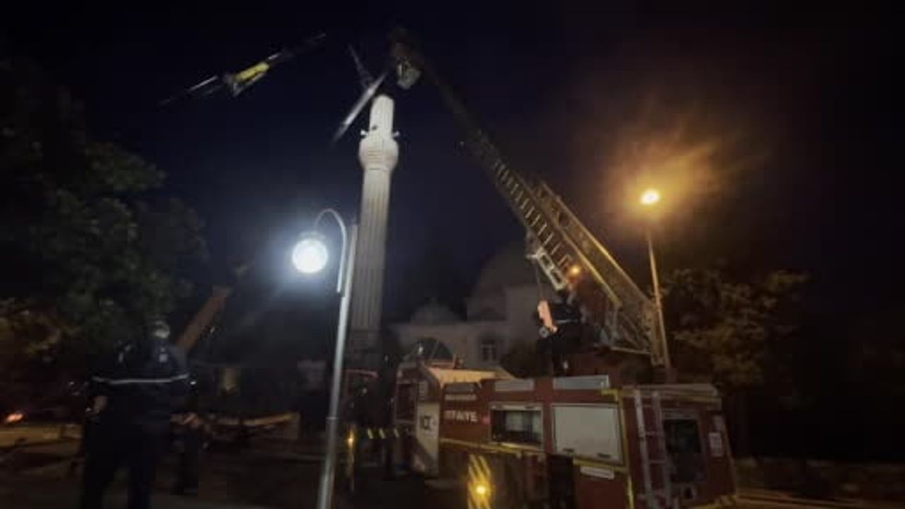 Marmaris'te Fırtına Minare Külahını Yerinden Oynattı — Söküm Başladı