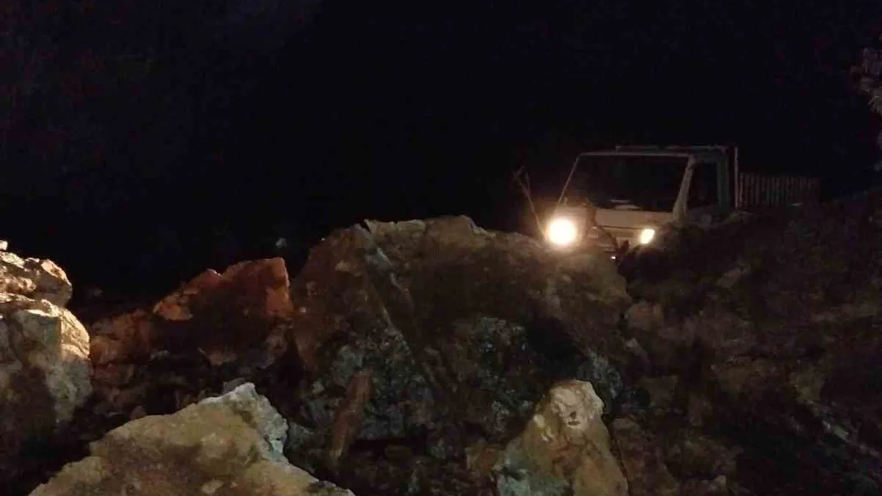 Marmaris'te Heyelan: Dev Kayalar Bayır-Osmaniye Dağ Yolunu Kapattı