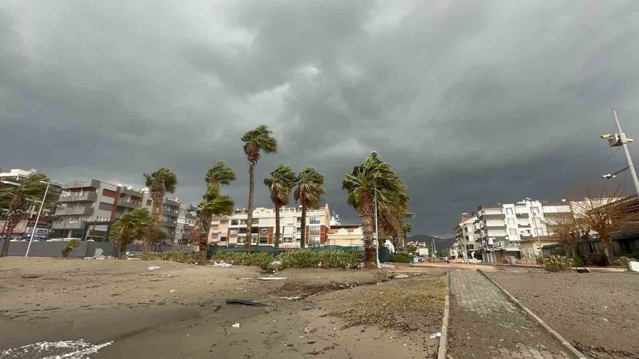 Marmaris'te Kuvvetli Fırtına: Rüzgar Hızı Yer Yer 90 km/saat