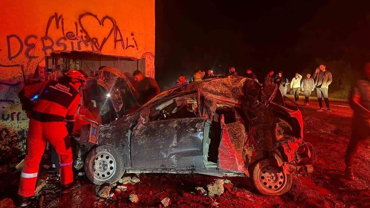 Marmaris'te Otomobil Takla Atıp Elektrik Trafosuna Çarptı: 2 Yaralı