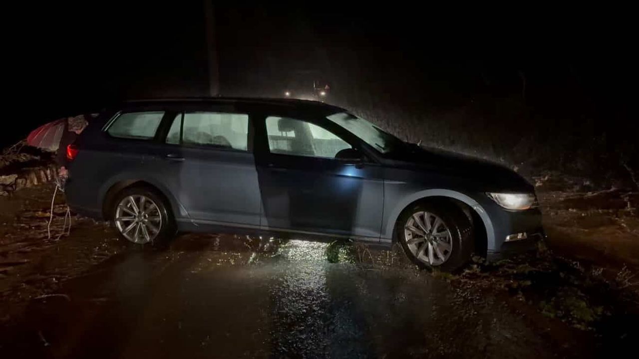 Marmaris'te Sağanak: Araç Suya Saplandı, Yollar Göle Döndü